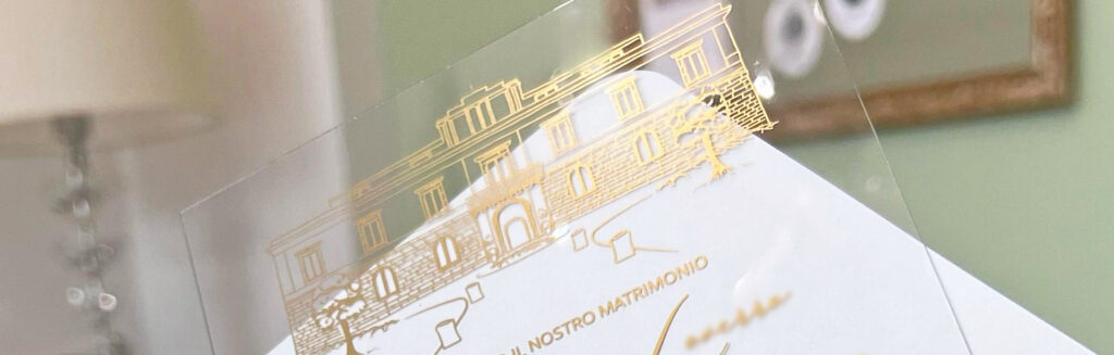 Partecipazione di matrimonio in plexiglass trasparente con stampa oro - Inviti & CO